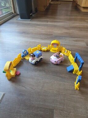 Fisher Price Little People Circus Carnival Booths and Ice Cream Truck & Figurine